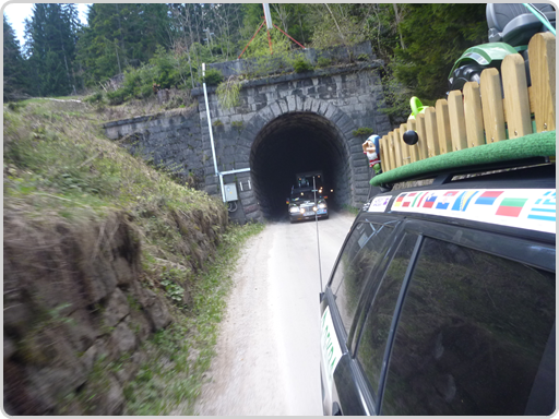 Alter Schmalspurbahntunnel - für schmale Autos grade so okay